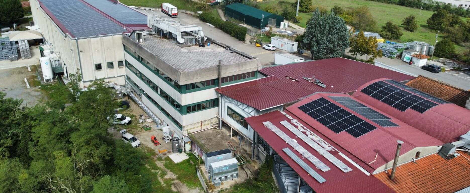 Vista laterale dell'impianto fotovoltaico Sarda Formaggi realizzato da Gaia Energy