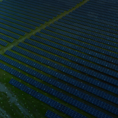 Agrivoltaico intelligente: pannelli fotovoltaici integrati con coltivazioni agricole per una produzione sostenibile
