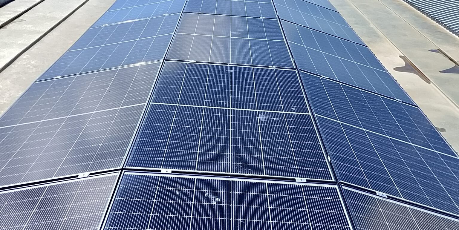 Fase di installazione di un impianto fotovoltaico su copertura industriale