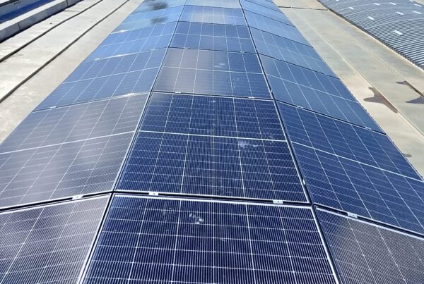 Fase di installazione di un impianto fotovoltaico su copertura industriale