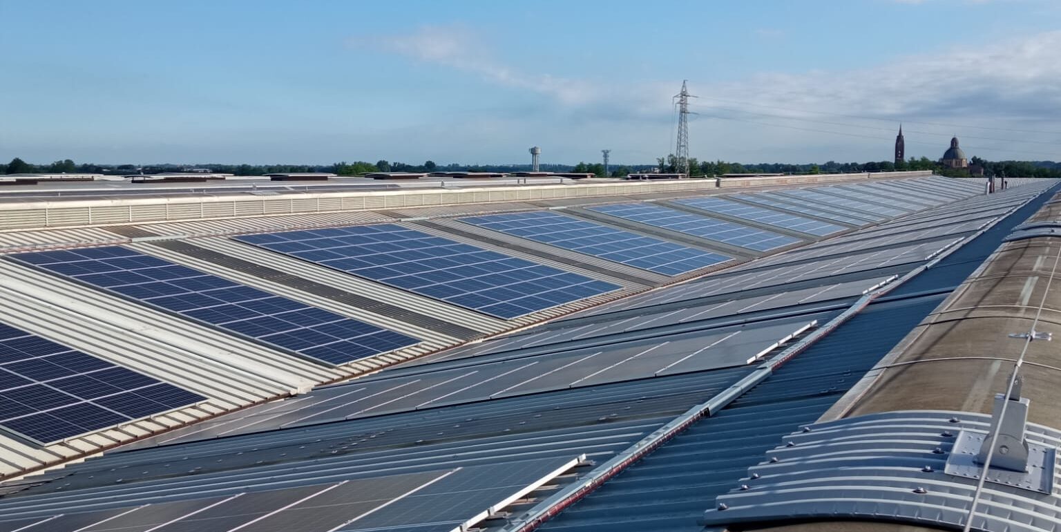 Installazione fotovoltaica industriale su copertura aziendale da Gaia Energy